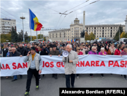Supporters of the party of fugitive banker Ilan Shor, who allegedly has close ties to Russia, protest on the streets of Chisinau on October 30.