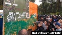 Aktivisti su prefarbali tablu koja označava početak radova na Šodrošu (Foto: Norbert Šinković)