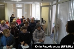 На базі гуманітарного штабу Лисичанської міської військової адміністрації в Дніпрі надають правові консультації переселенцям