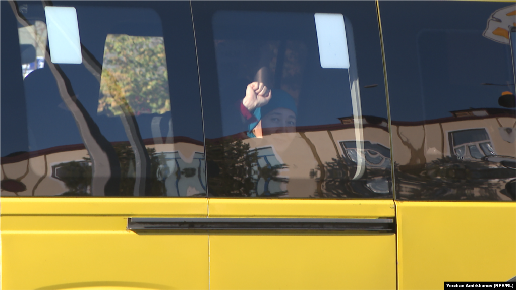 Активистка Венера Жанабаева в полицейском микроавтобусе. Астана, 25 октября 2022 года