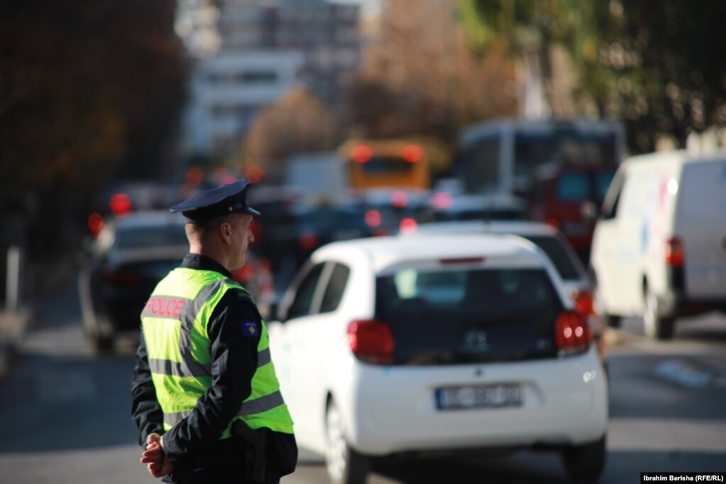 Testimi nga ana e Komunës po ndihmohet nga pjesëtarët e Policisë së Kosovës, duke i orientuar qytetarët pjesëmarrës në trafik.