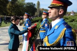 Ana Brnabić, premijerka Srbije, polaže cvijeće