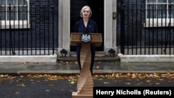 Britanska premijerka Liz Truss najavljuje ostavku ispred ispred sjedišta britanske Vlade, London, 20. oktobra 2022.