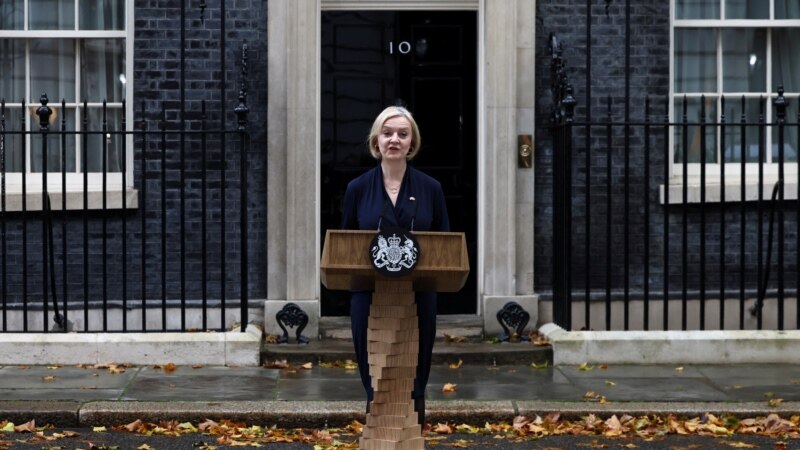 Британската премиерка Лиз Трас поднесе оставка