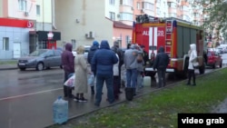 Жители Волгограда набирают воду после прорыва канализационной трубы