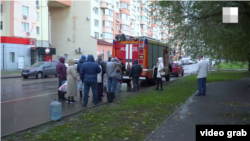 Жители Волгограда набирают воду после прорыва канализационной трубы