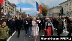 Proaspăt eliberată din arest la domiciliu, deputata Marina Tauber conduce un nou protest antiguvernamental al Partidului Șor, Chișinău, 23 octombrie 2022