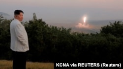 Kидер Северной Кореи Ким Чен Ын наблюдает за запуском ракеты (архивное фото)