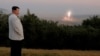 Ким Чен Ын наблюдает запуск ракеты (архивное фото)