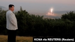 Ким Чен Ын наблюдает запуск ракеты (архивное фото)