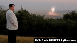 Кім Чен Ин спостерігає за ракетними випробуваннями