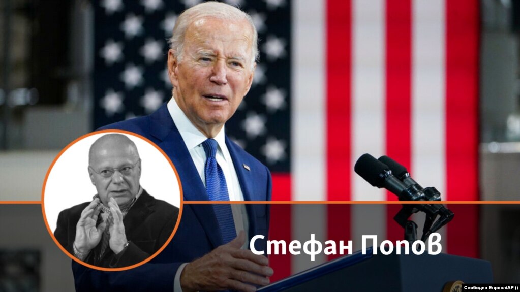 Стефан Попов. На фона е президентът на САЩ Джо Байдън