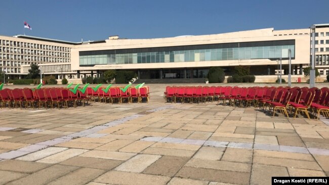 Poređanih 250 stolica od kojih je 11 nosilo zeleni simbol podrške, bile su deo performansa ekoloških aktivista 19. oktobra ispred Palate Srbija