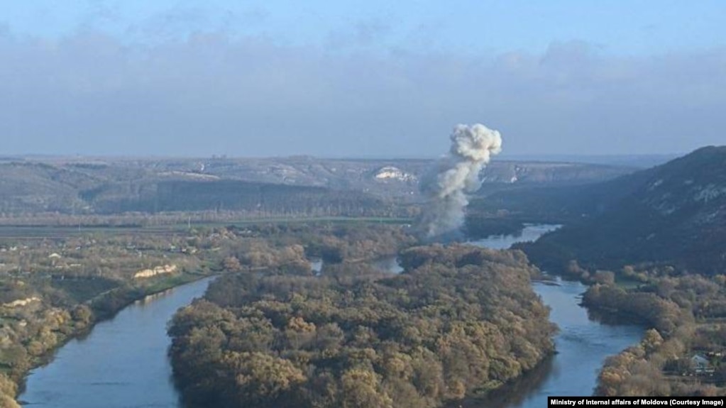 У МВС додали, що правоохоронці оточили район падіння ракети (фото: МВС Молдови)
