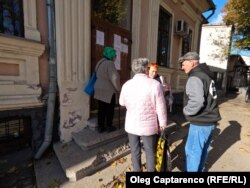 Mai mulți cetățeni așteaptă să intre la Direcţia Asistenţă Socială Centru, Chișinău, ca să depună cererea pentru compensații la facturi, 20 octombrie 2022