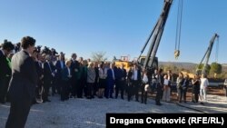 Predsednica Evropske komisije i predsednik Srbije sa delegacijama u obilasku radova na gasnom interkonektoru Srbija-Bugarska, 28. oktobar 2022.