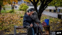 Egy idős házaspár a kelet-ukrajnai donyecki régió frontvárosában, Bahmutban 2022. október 27-én