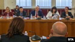 Десислава Атанасова и Томислав Дончев (в гръб) слушат Иван Гешев, който е придружен в парламента от четирима от заместниците си.