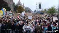 Az ADOM Diákmozgalom és a PDSZ által meghirdetett tüntetés a budapesti Műegyetem rakparton, 2022. október 23-án