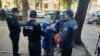 Белсенді Бибігүл Иманғалиеваға келіп тұрған полиция қызметкерлері. Алматы, 25 қазан 2022 жыл 