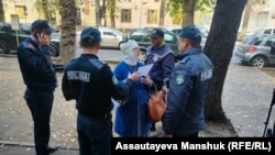 Полицейские, дежурящие у дома активистки Бибигуль Имангалиевой. Алматы, 25 октября 2022 года