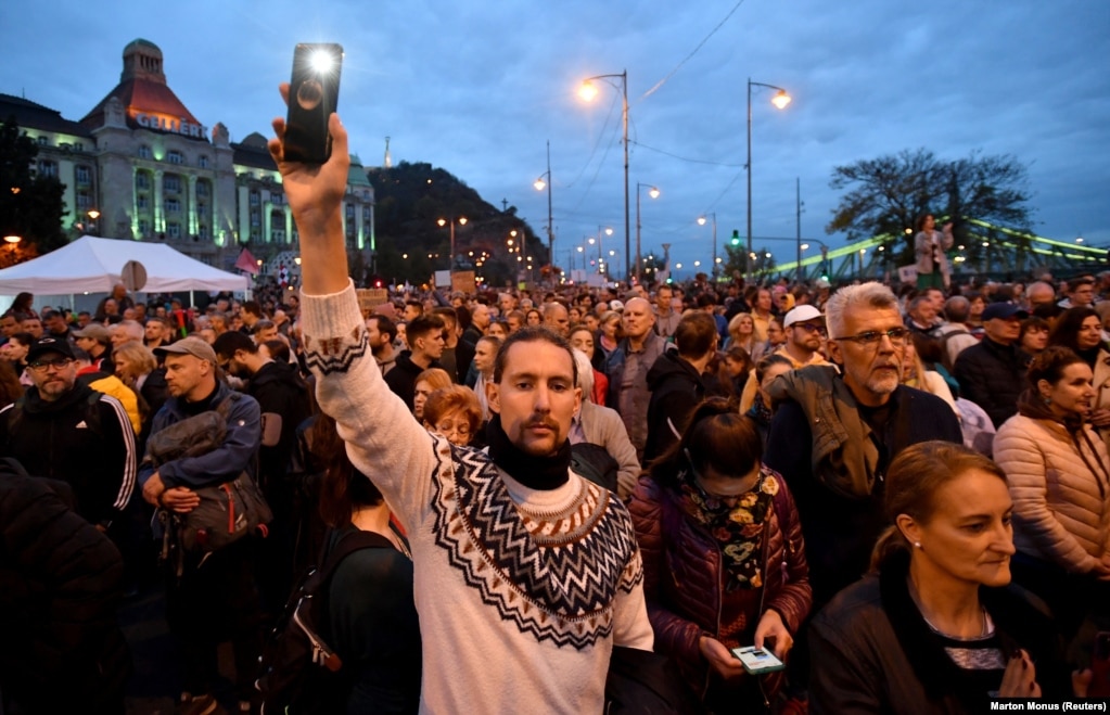 Protestuesit në Budapest në mbrëmjen e 23 tetorit. Një protestus i tha Reuters: &quot;Ne nuk mund të kursejmë më. Thjesht, nuk mund t&#39;ia dalim dot pasi çmimet po rriten çdo ditë&quot;. &nbsp;