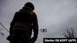 Un militar ucrainean lansează o dronă în regiunea Donetsk din estul Ucrainei, pe 30 octombrie 2022