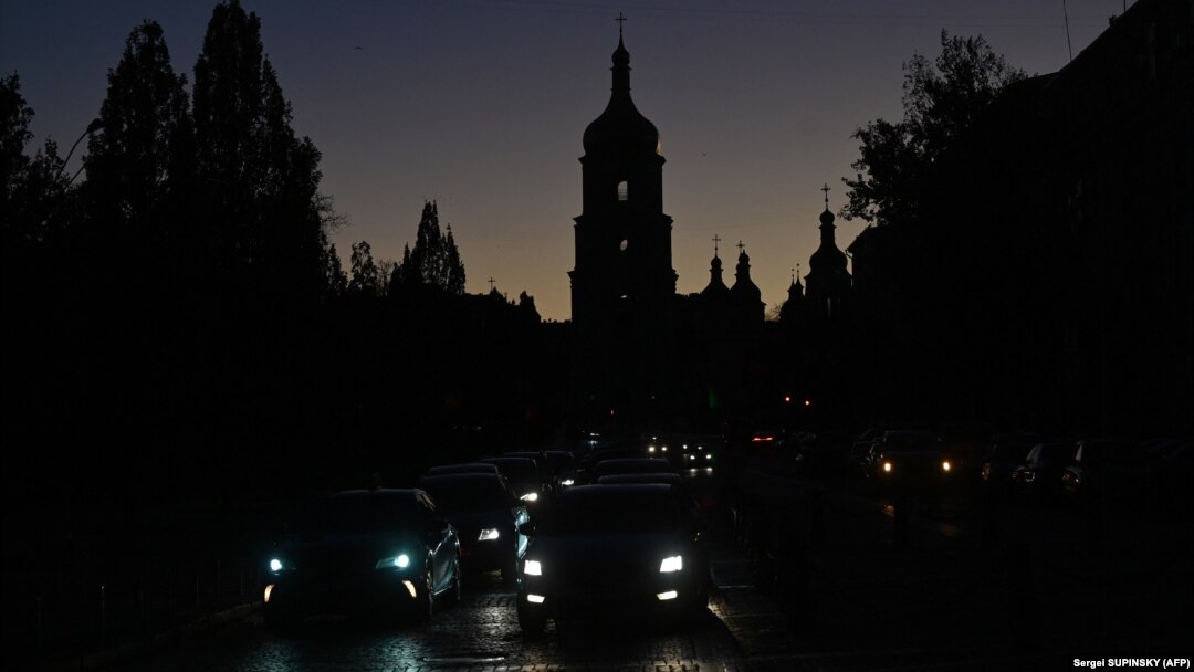 Capitala Ucrainei a rămas pe întuneric după ce Rusia a atacat infractuctura de utilități din regiune. 
