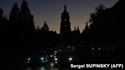Capitala Ucrainei a rămas pe întuneric după ce Rusia a atacat infractuctura de utilități din regiune. 