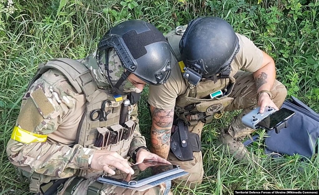 Ushtarët ukrainas duke u stërvitur me një dron DJI Mavic 3. Forcat e Moskës po përpiqen të pengojnë lidhjen në internet nga hapësira, duke përdorur bllokues valësh. Megjithatë, sipas SpaceX, është lëshuar një përditësim softueri për Starlink-un, që mundësojnë shmangien e bllokuesve të valëve dhe shpenzime më të vogla të energjisë.