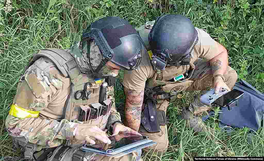 Ukrainian soldiers train with a DJI Mavic 3 drone. Moscow&#39;s forces are attempting to obstruct Internet connectivity from space by using jammers. However, according to SpaceX, a software upgrade has been released for Starlink that can avoid jamming transmitters and save power usage.