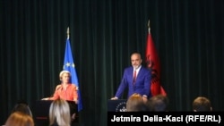 Presidentja e Komisionit Evropian, Ursula von der Leyen në konferencën e përbashkët për mediat me kryeministrin e Shqipërisë, Edi Rama.