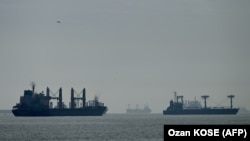Сухогрузы с зерном в Черном море, 31 октября 2022 года. Фото: AFP