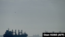 Anijet me drithëra gjatë arritjes në Bosfor të Stambollit. 31 tetor 2022.