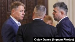 Klaus Iohannis le transmite liderilor celor două mari partide că rotația guvernamentală trebuie să aibă loc „rapid, corect, sticlă”. În imagine, președintele alături de Nicolae Ciucă (PNL) și Marcel Ciolacu (PSD).