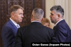 Președintele Klaus Iohannis (stânga), șeful PNL, Nicolae Ciuca (cu spatele) și liderul PSD, Marcel Ciolacu.