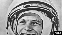 Юрий Гагарин перед космическим полетом, 1961 год. ИТАР-ТАСС.