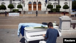 Un protest cu pian în faţa Parlamentului Bulgariei