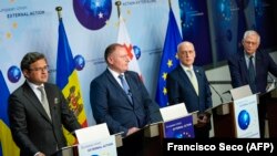 Ministrul ucrainean de externe, Dmitro Kuleba (stânga), ministrul moldovean de externe, Aureliu Ciocoi, ministrul georgian de externe, Davit Zalkaliani, și șeful diplomației europene, Josep Borrell 