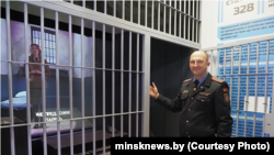 Турэмную камэру на інтэрактыўнай прафіляктычнай пляцоўцы «Бясьпечная прастора» ў Менскім палацы дзяцей і моладзі дэманструе прадстаўнік ГУУС Менгарвыканкаму Кірыл Бяркозаў