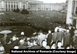 Nicolae Ceaușescu (centru dreapta) se pregătește să se adreseze mulțimii din București pe 21 august 1968, la câteva ore după invazia Cehoslovaciei condusă de sovietici.