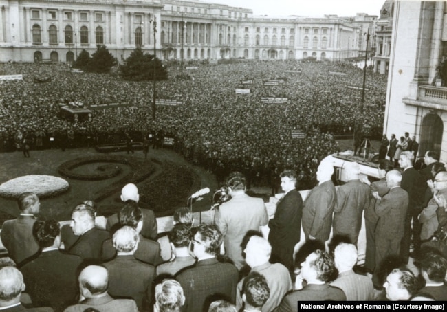 Nicolae Caausescu (në qendër djathtas) përgatitet t'i drejtohet një turme në Bukuresht më 21 gusht 1968, disa orë pas pushtimit të Çekosllovakisë nga sovjetikët.