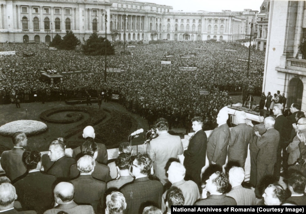 Nicolae Caausescu (në qendër djathtas) përgatitet t'i drejtohet një turme në Bukuresht më 21 gusht 1968, disa orë pas pushtimit të Çekosllovakisë nga sovjetikët.