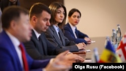 Deputata fracțiunii parlamentare „Alternativa”, Olga Ursu (a doua din dreapta), care se poziționează ca pro-europeană, la discuțiile despre consolidarea dialogului interparlamentar cu Georgia, alături de Vasile Costiuc și Bogdan Țîrdea, la o întâlnire, la Tbilisi.