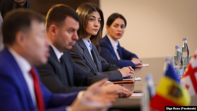 Deputata fracțiunii parlamentare „Alternativa”, Olga Ursu (a doua din dreapta), care se poziționează ca pro-europeană, la discuțiile despre consolidarea dialogului interparlamentar cu Georgia, alături de Vasile Costiuc și Bogdan Țîrdea, la o întâlnire, la Tbilisi.