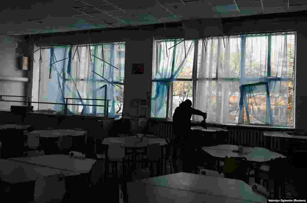 Пошкоджений російським обстрілом навчальний клас у школі