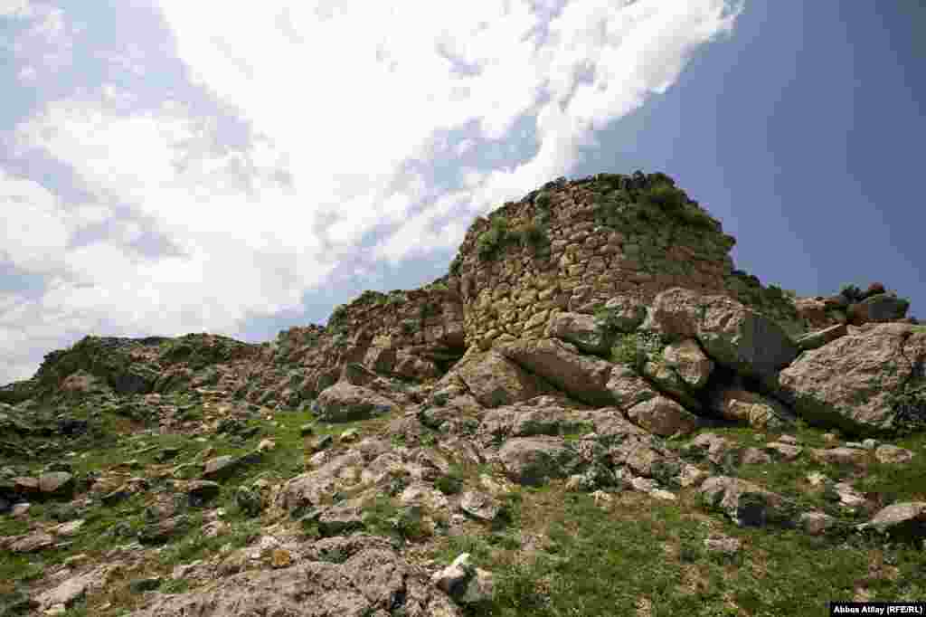 Korğlu qalasının dağılmış hissələri.
