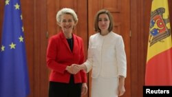 Președinta Comisiei Europene, Ursula von der Leyen, și președinta R. Moldova, Maia Sandu, în timpul unei conferințe de presă comune la Chișinău, 10 noiembrie 2022