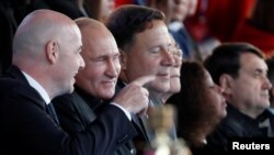 Președintele rus Vladimir Putin și președintele FIFA  Gianni Infantino  la deschiderea Campionatuui Mondial de Fotbal, Moscova, 14 iunie 2018