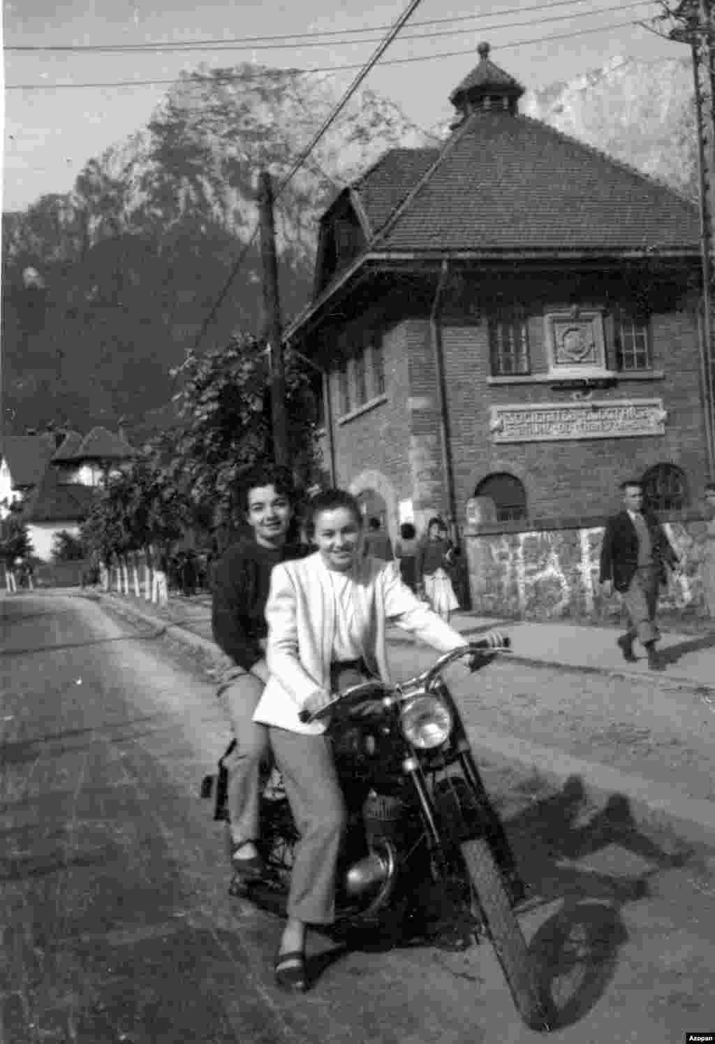 Két fiatal nő motorozik Busteniben az 1960-as évek derekán. &nbsp; &nbsp;